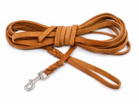 Schleppleine Fettleder in Cognac mit geflochtenem Ende, Handschlaufe und silbernem Karabiner, gebündelt